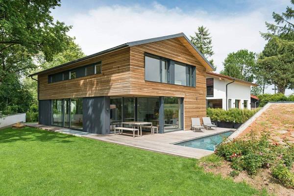 Wood-and-glass-exterior-gets-a-modern-touch-with-pops-of-gray