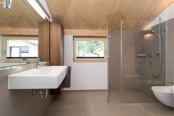 Wooden-ceiling-adds-warmth-to-the-contemporary-bath