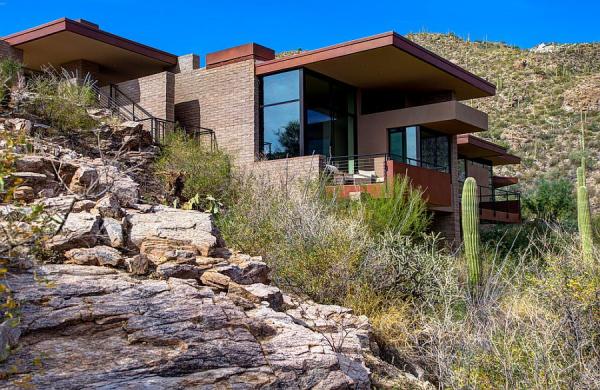 Modern-exterior-of-the-elegant-mountain-home-in-Tucson-Arizona