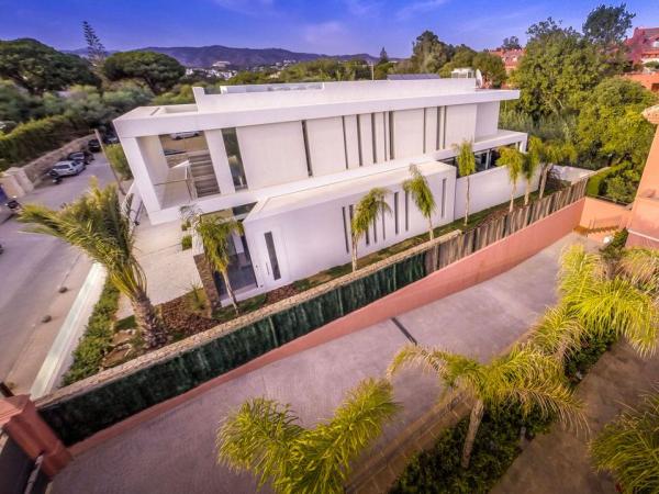 The-Cool-Blue-Villa-viewed-from-a-neighboring-site
