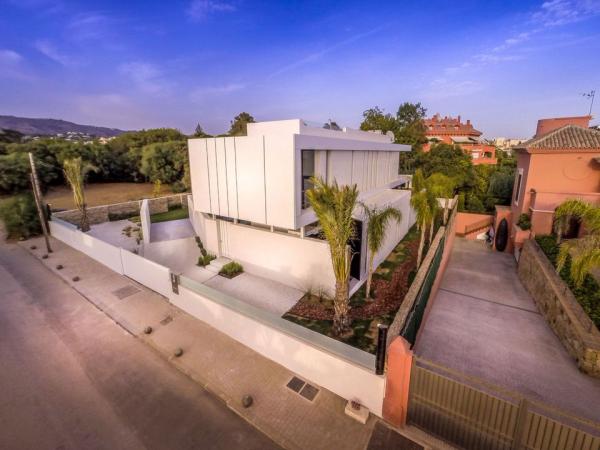The-Cool-Blue-Villas-long-and-narrow-garden