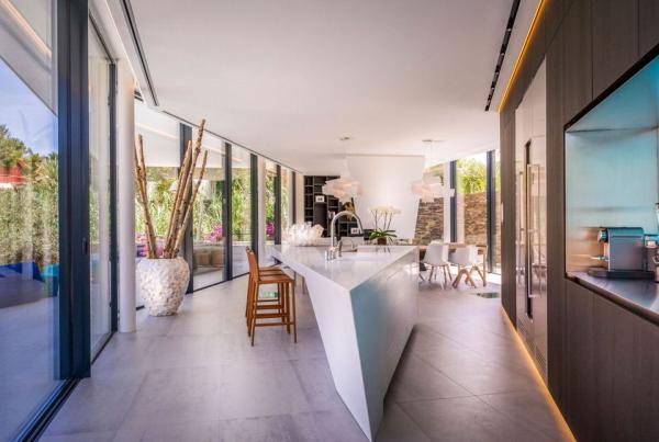 The-Cool-Blue-Villas-triangular-kitchen-island