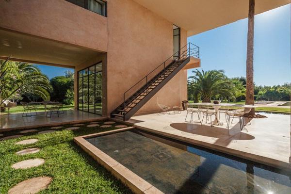 casa din james bond 2