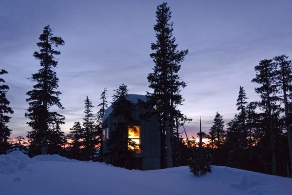 Scott and Scott Architects Alpine Cabin Night
