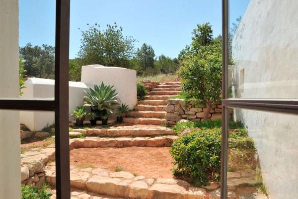 casa veche de 300 de ani 5