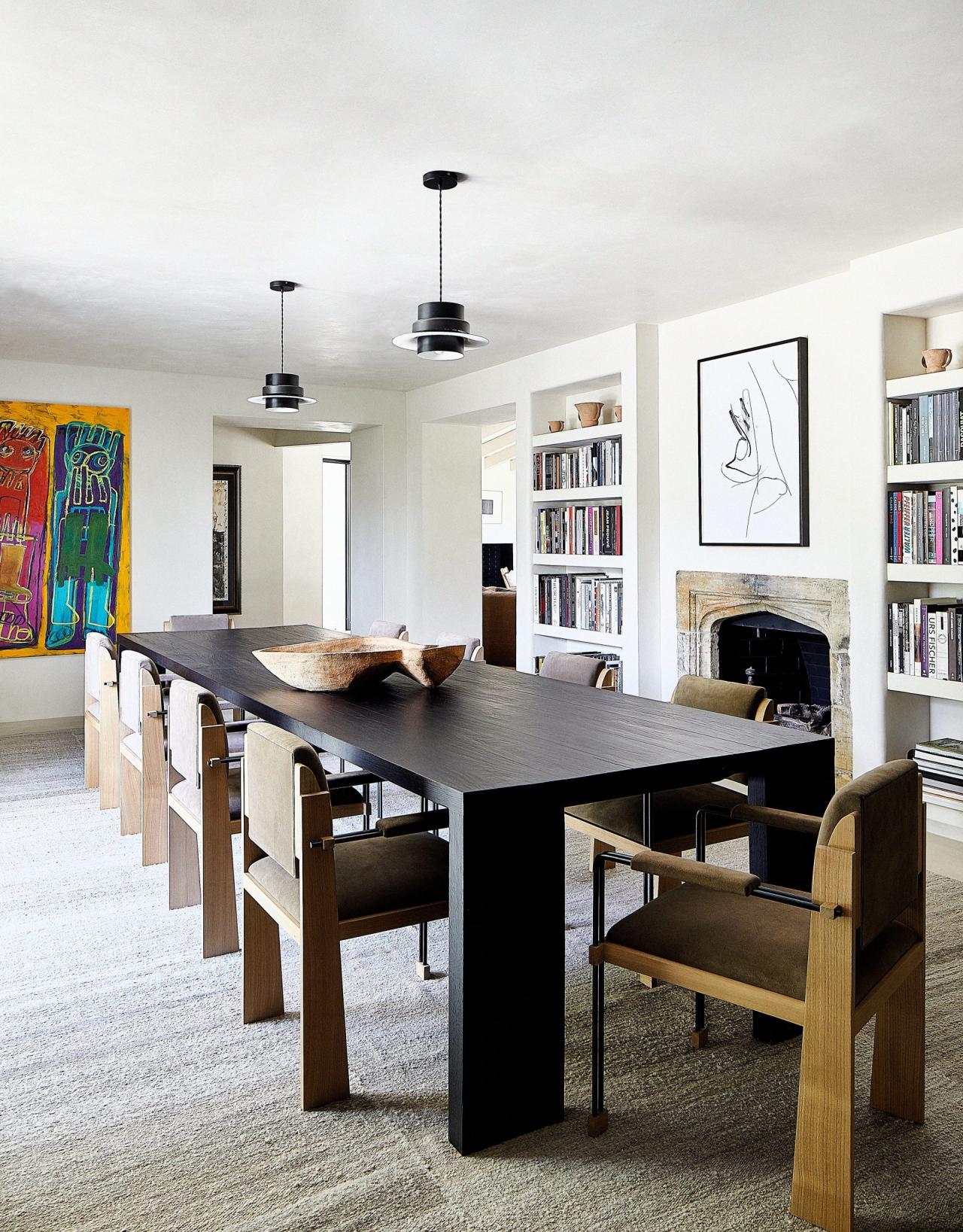 Living cu mobilier vintage, opere de arta si ferestre mari spre gradina — foto William Abranowicz / Architectural Digest