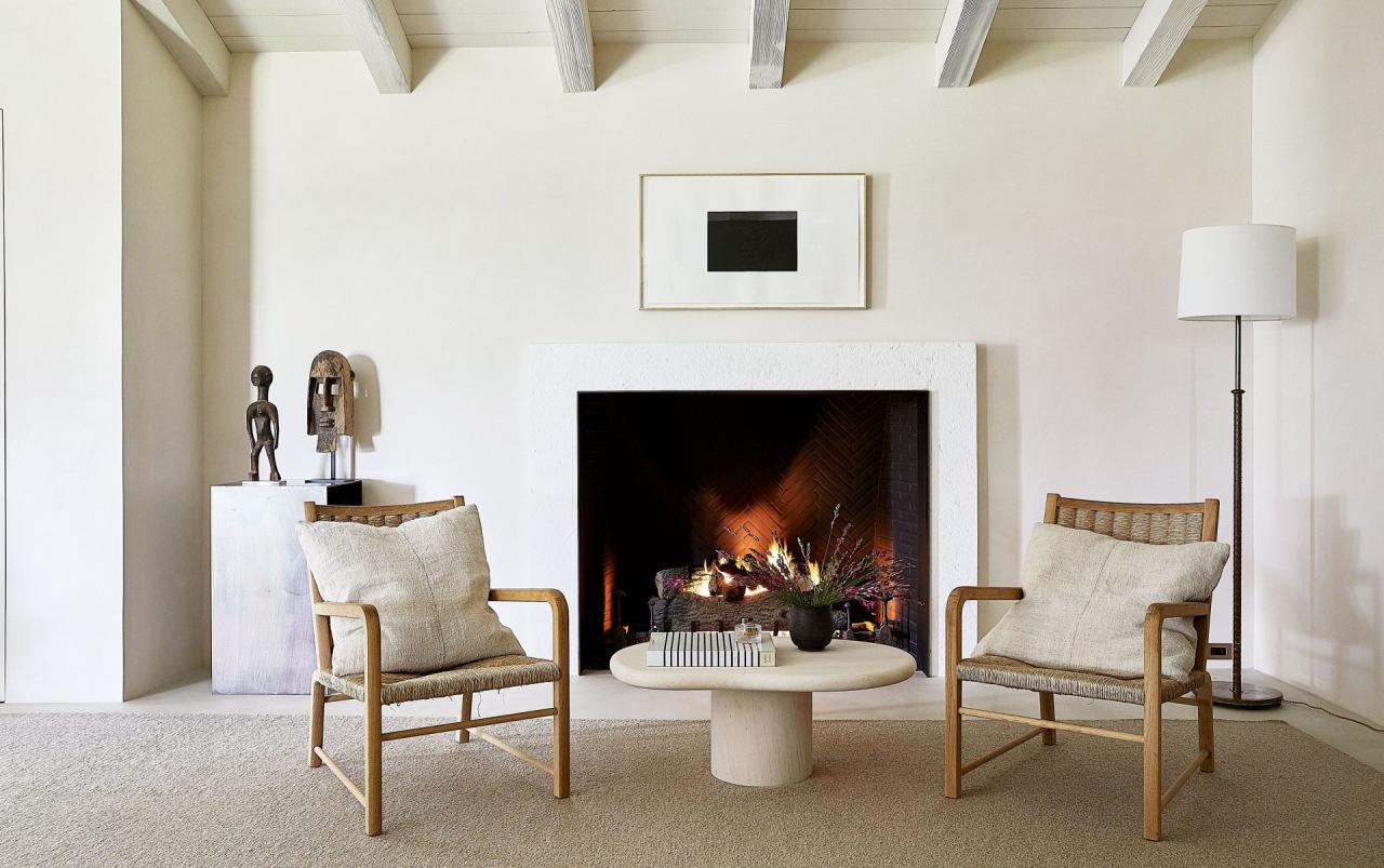 Zona de relaxare cu canapea ampla, covoare naturale si lumina naturala filtrata — foto William Abranowicz / Architectural Digest