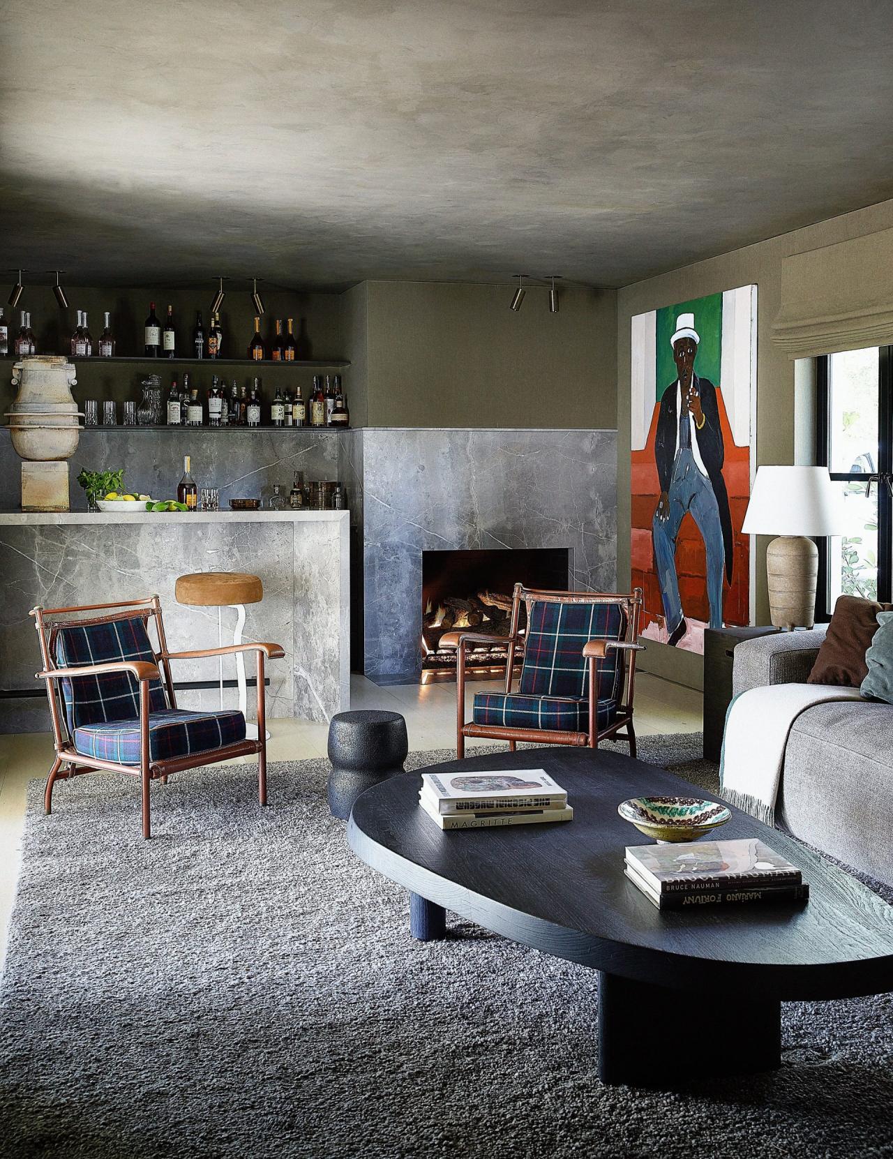 Zona de dining cu masa din nuc carbonizat, scaune personalizate si lucrare de arta pe perete — foto William Abranowicz / Architectural Digest