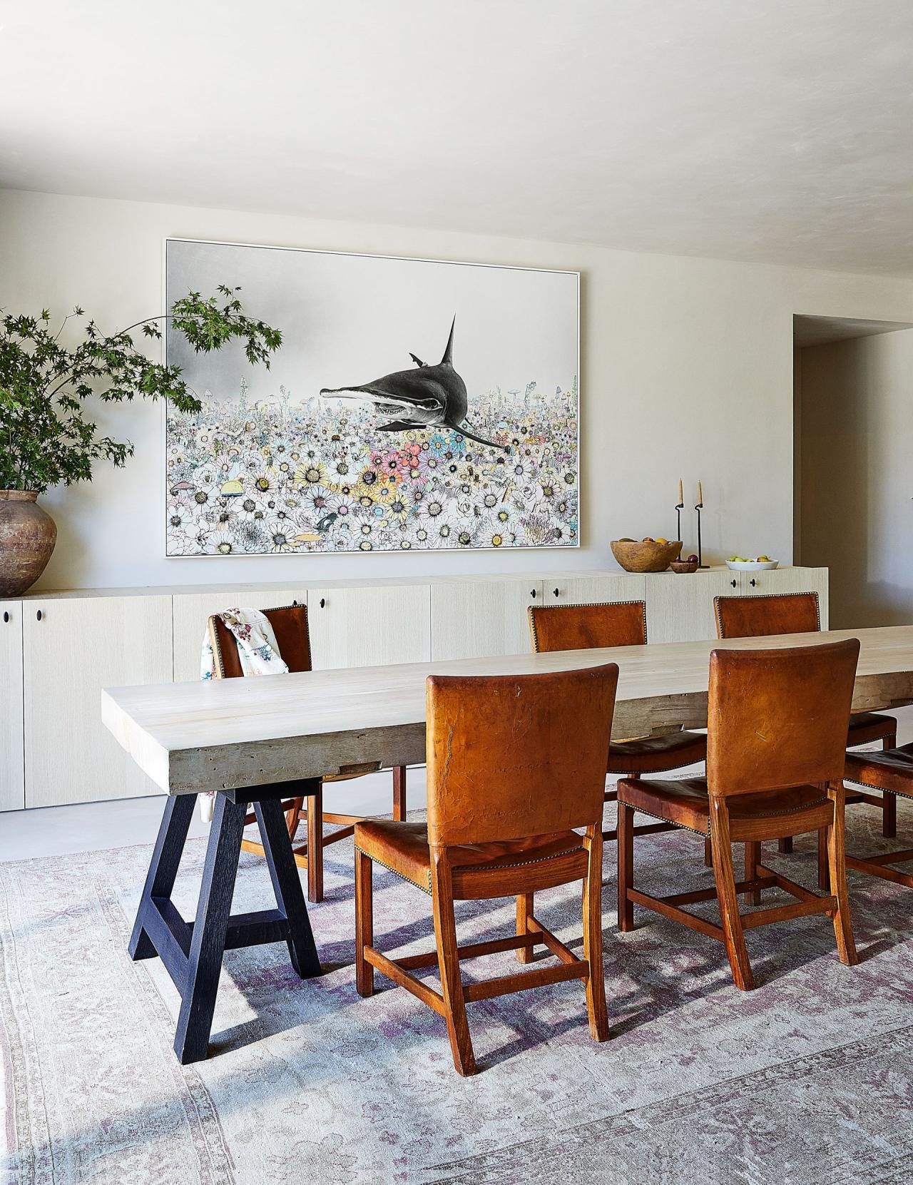 Detaliu living cu opere de arta, mobilier vintage si lumina naturala — foto William Abranowicz / Architectural Digest