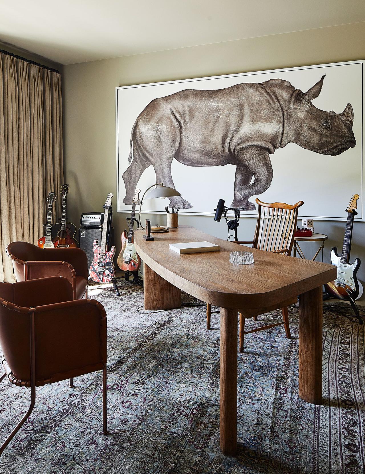 Vedere de ansamblu a livingului cu arta, mobilier vintage si legatura cu exteriorul — foto William Abranowicz / Architectural Digest