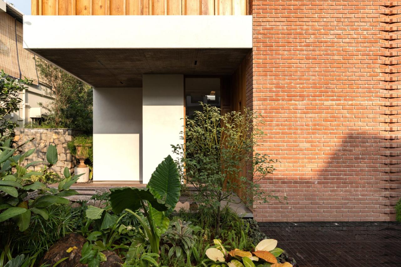 Curte interioara cu vegetatie, pavaj din piatra naturala si vedere spre cerul deschis — foto Thought Parallels Architecture / Dezeen