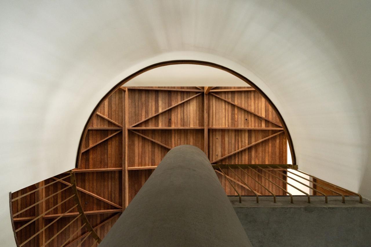 Zona de dining cu masa din lemn, scaune simple si ferestre spre gradina — foto Thought Parallels Architecture / Dezeen