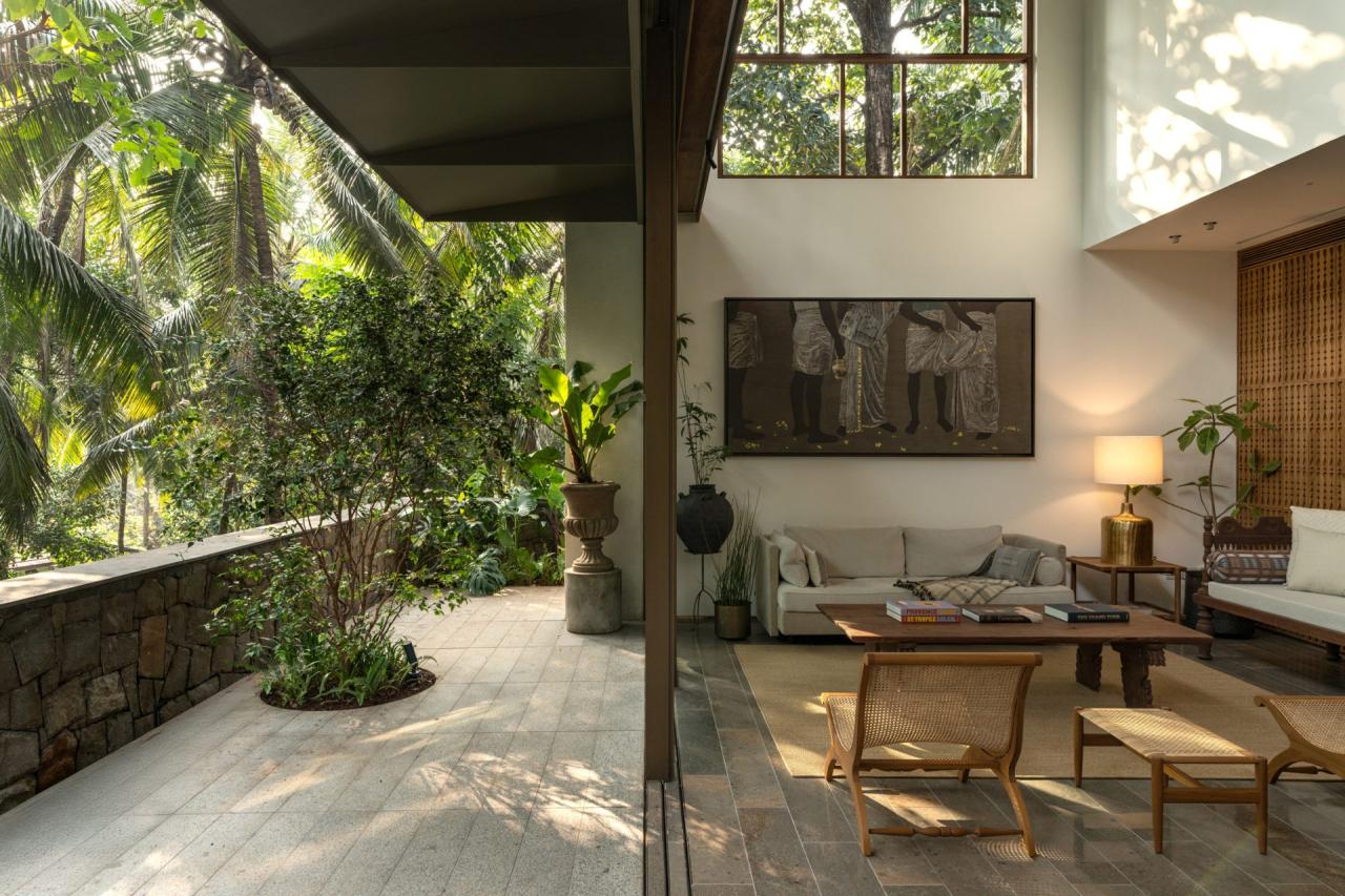 Dormitor cu tavan din lemn de cocos, pat simplu si lumina naturala filtrata — foto Thought Parallels Architecture / Dezeen
