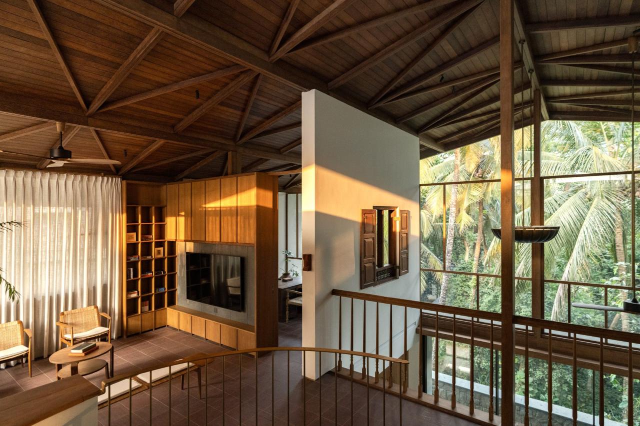 Vedere de ansamblu a casei Ananda cu acoperis adanc, vegetatie tropicala si fatada alba — foto Thought Parallels Architecture / Dezeen