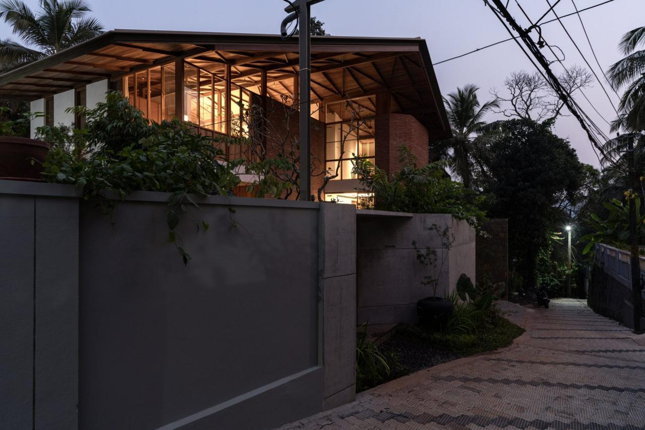 Detaliu structura acoperis din lemn de cocos cu grinzi expuse si lumina filtrata prin deschideri — foto Thought Parallels Architecture / Dezeen