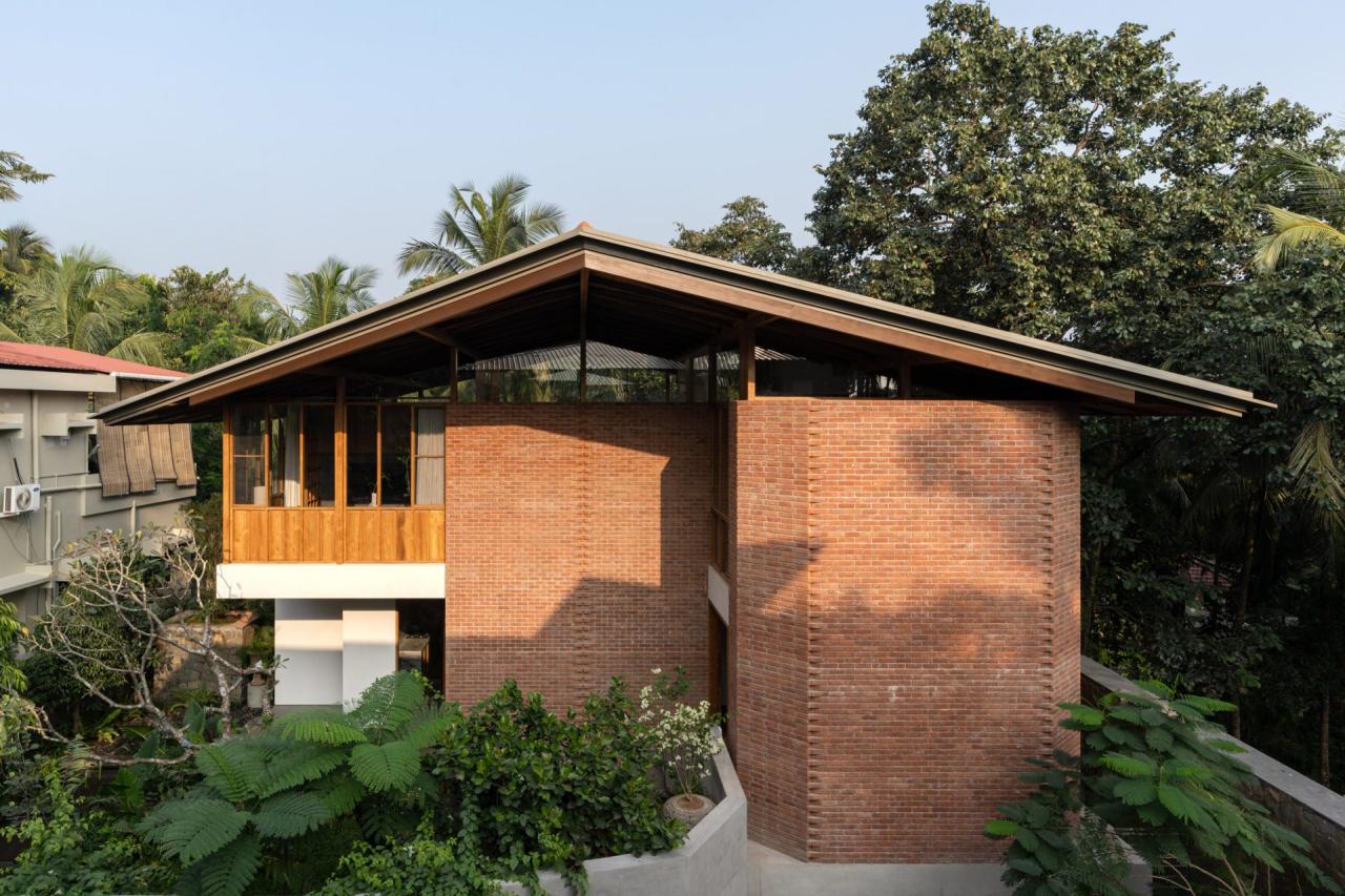 Veranda umbrita cu stalpi din lemn de cocos si vedere spre gradina tropicala — foto Thought Parallels Architecture / Dezeen