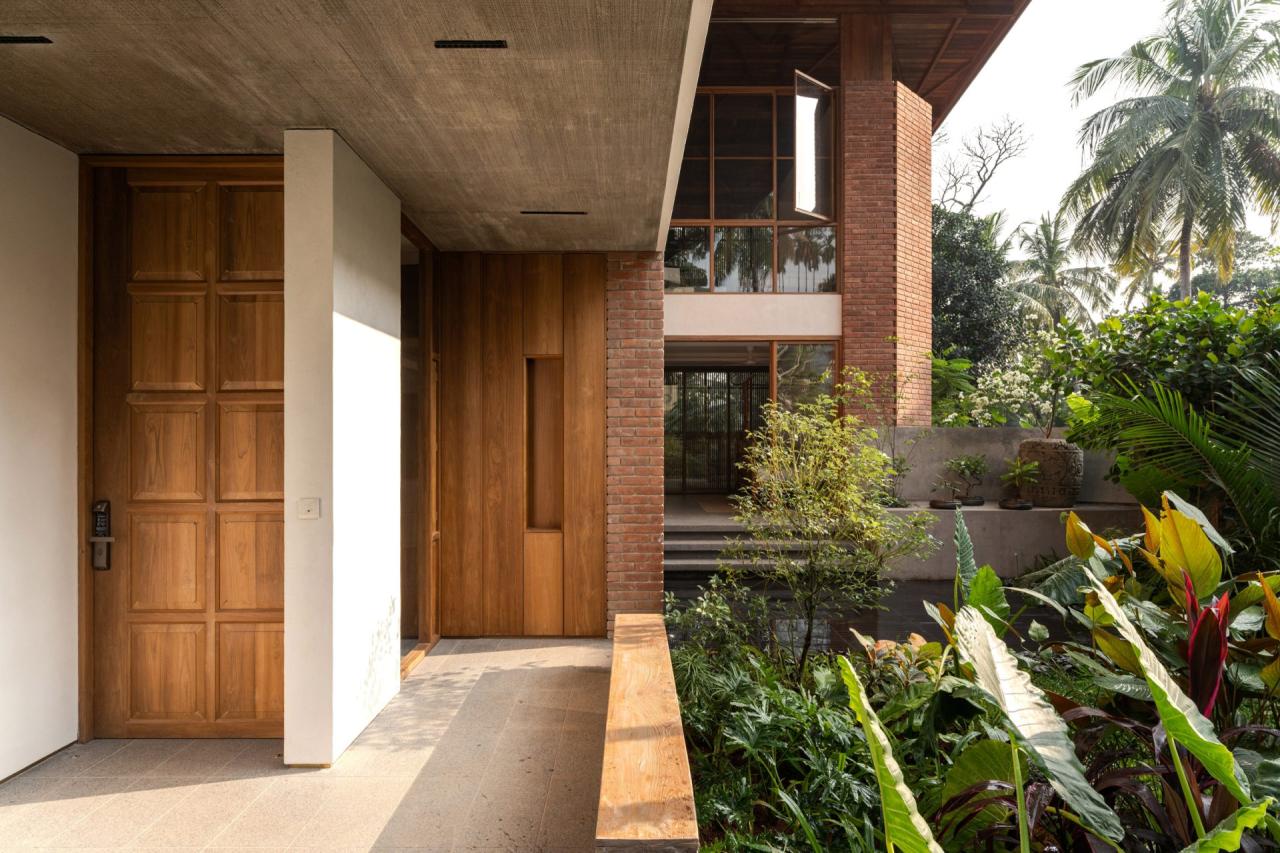 Acoperis adanc cu stresinile extinse care protejeaza veranda si peretii exteriori — foto Thought Parallels Architecture / Dezeen