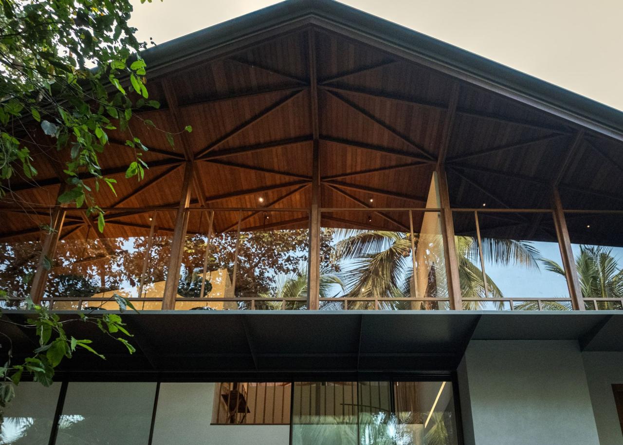 Living cu pereti albi, mobilier din lemn natural si deschidere spre curtea interioara — foto Thought Parallels Architecture / Dezeen