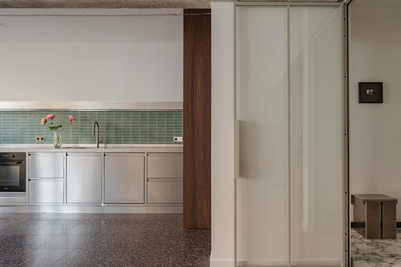 Bucataria cu mobilier din inox si faianta verde-menta