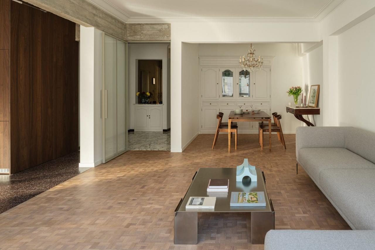 Living cu masa de cafea din inox si vedere spre zona dining