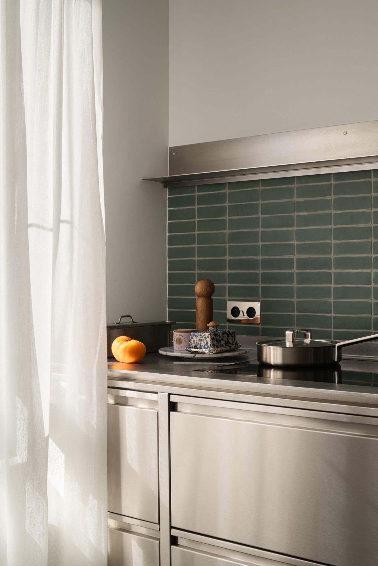 Detaliu bucatarie cu blat inox si faianta verde-menta