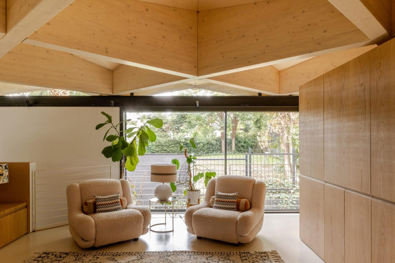 Arbour House - living cu scara interioara