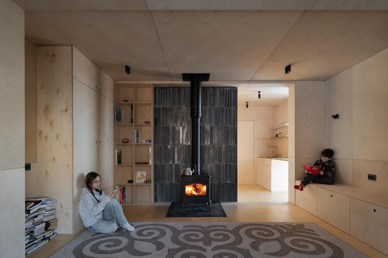 Interiorul cald al cabanei AUM cu pereti din placaj de mesteacan, soba din fonta si covor traditional kazah