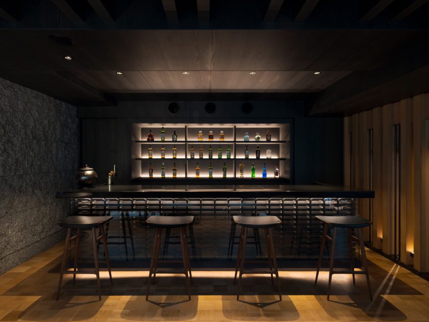 Bar Ryozen Banyan Tree Kyoto cu pereti din piatra bruta