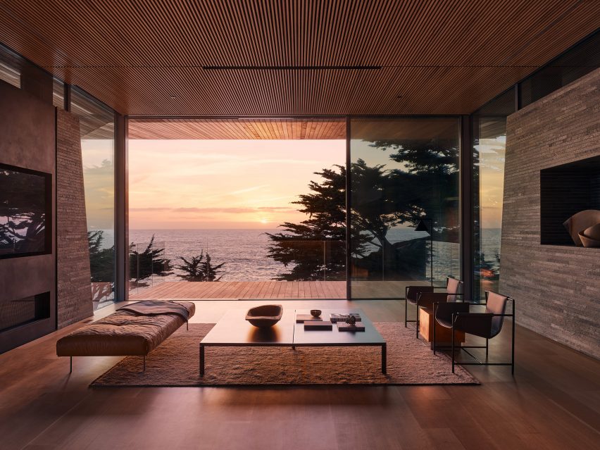 Living-ul cu podea din teak recuperat mobilier minimalist si vedere panoramica la apusul de soare pe ocean