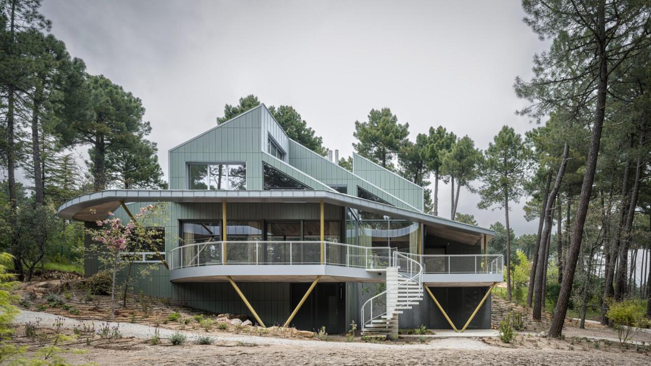 Camp Alliances - veranda ridicata pe coloane galbene