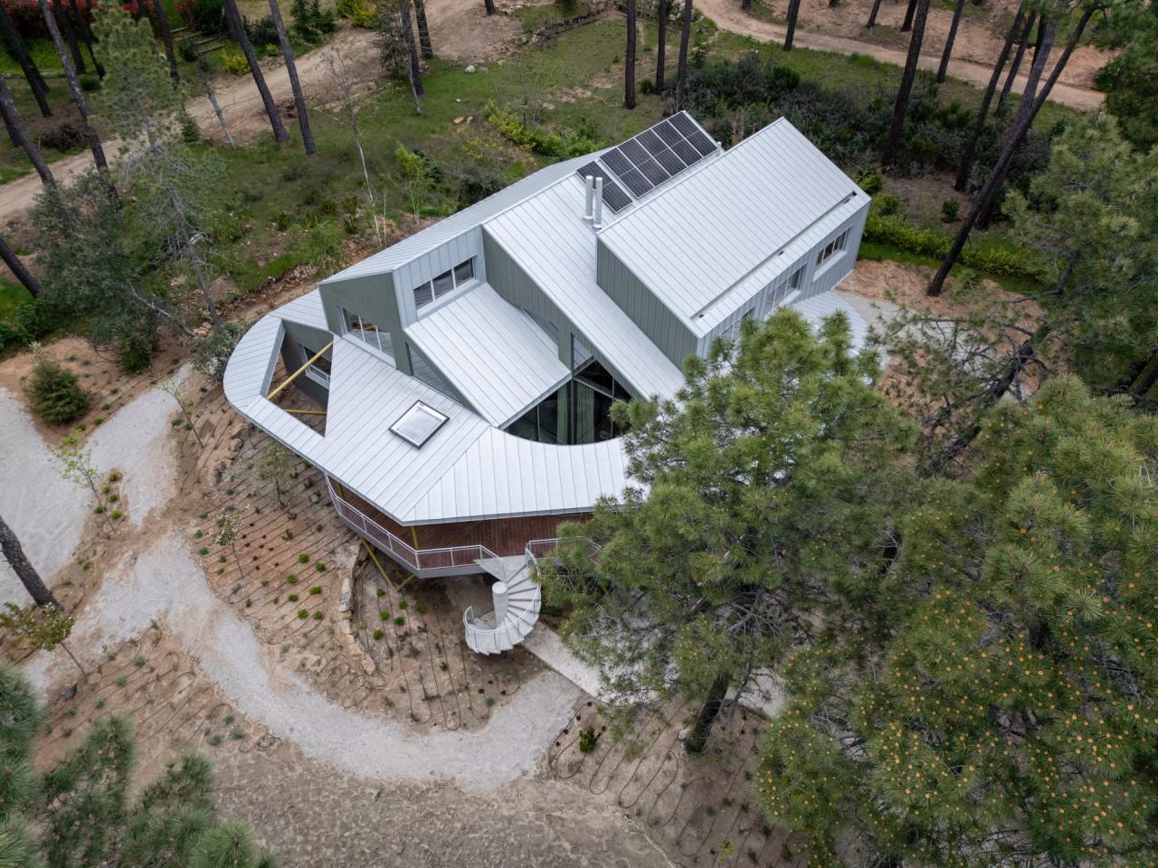 Camp Alliances - spatii de zi open-space cu pavaj din gresie