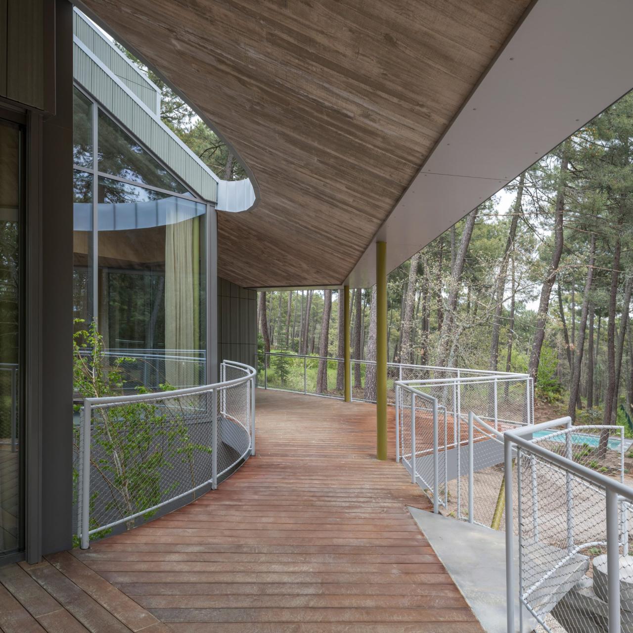 Camp Alliances - scara spiralata din lemn si metal verde