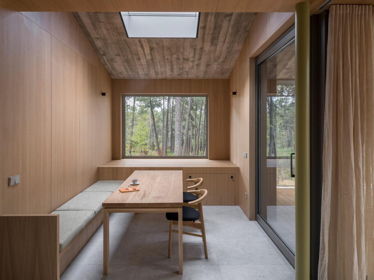 Camp Alliances - dormitor cu ferestre duble si vedere spre padure