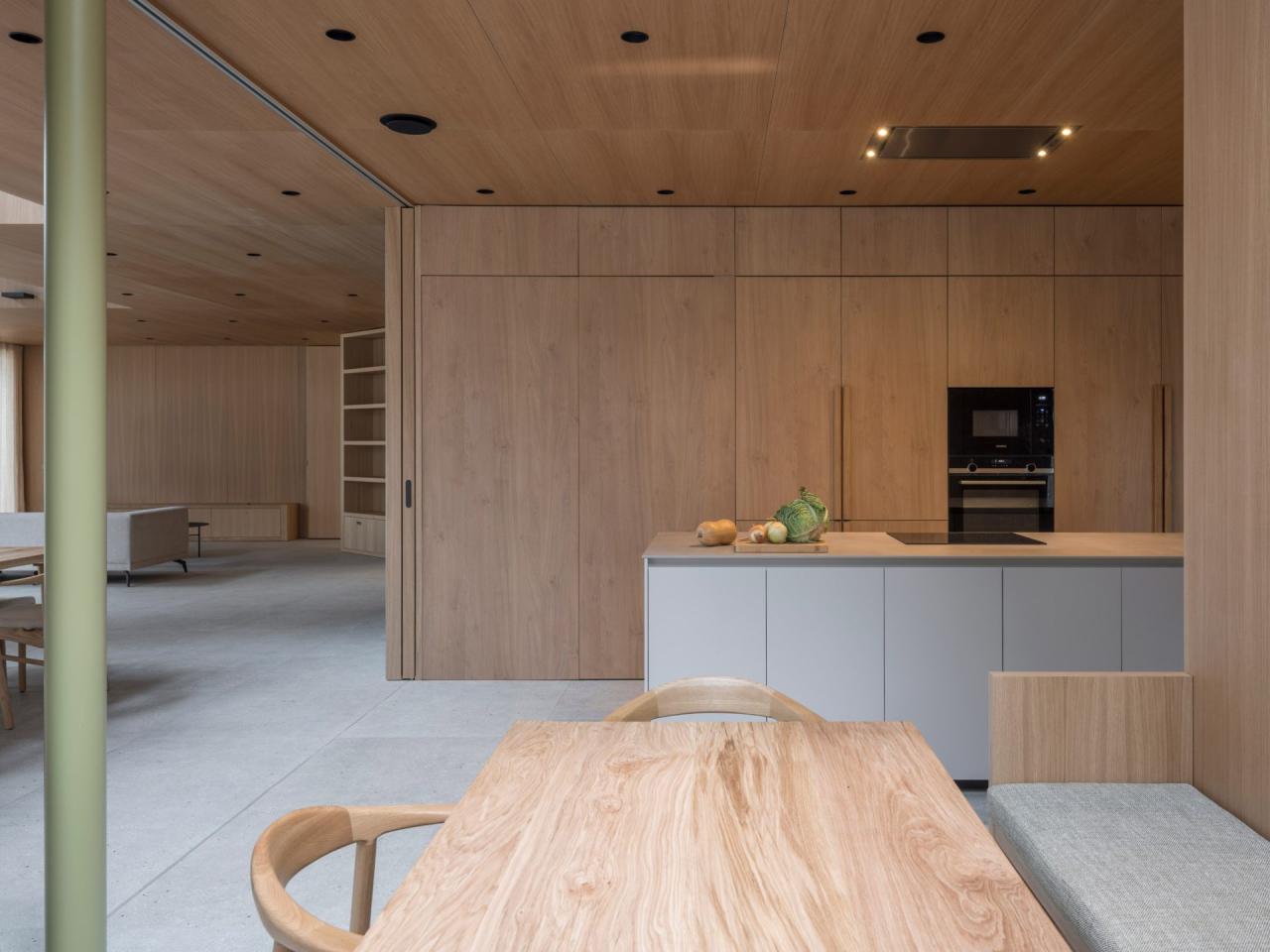 Camp Alliances - detaliu fatada metalica verde cu acoperis in dinti de fierastrau