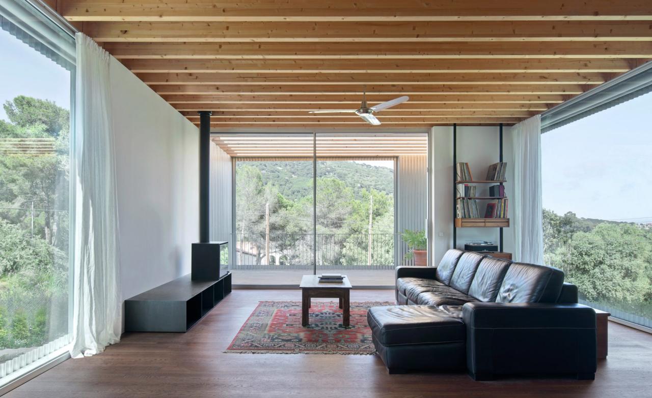 Living Casa 144 Barcelona cu grinzi de lemn expuse