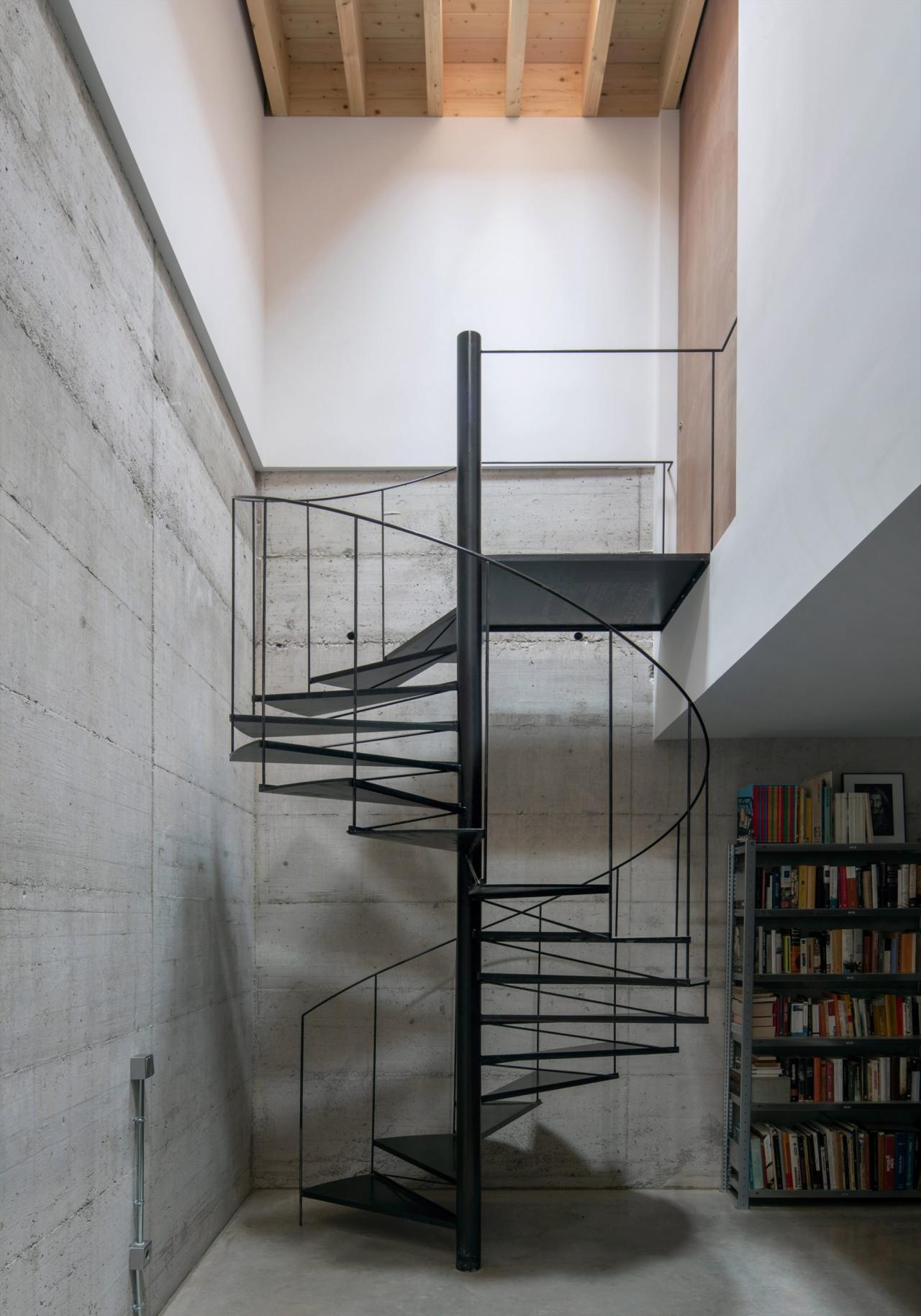 Scara spiralata spre subsol Casa 144 Barcelona