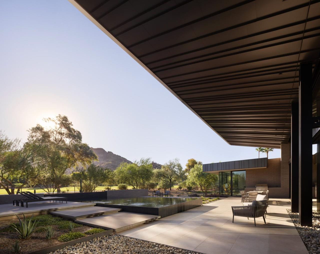 Terasa acoperita cu vedere spre piscina si muntii Camelback