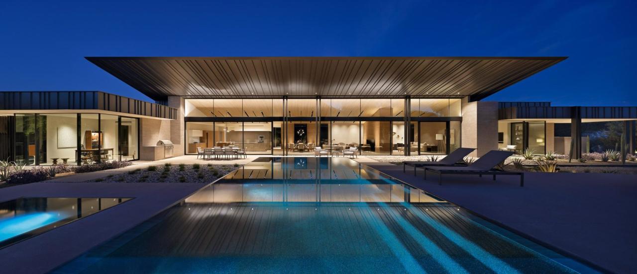 Vedere nocturna a piscinei iluminate si a interiorului deschis