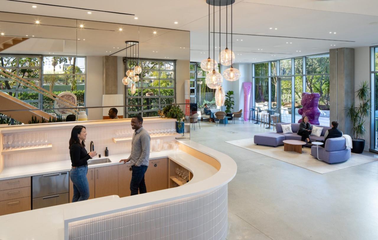 Zona de break si spatiu comunal cu bar curb si vedere panoramica spre exterior prin ferestre mari