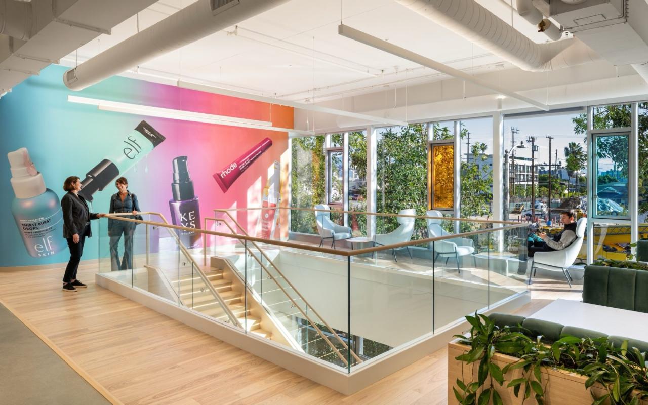 Biroul e.l.f Beauty - zona de lucru