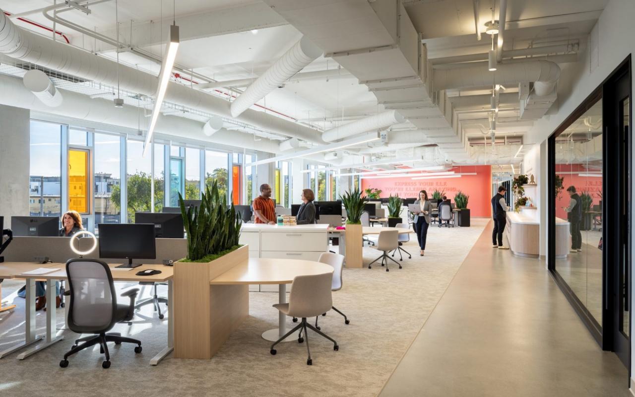 Biroul e.l.f Beauty - open space