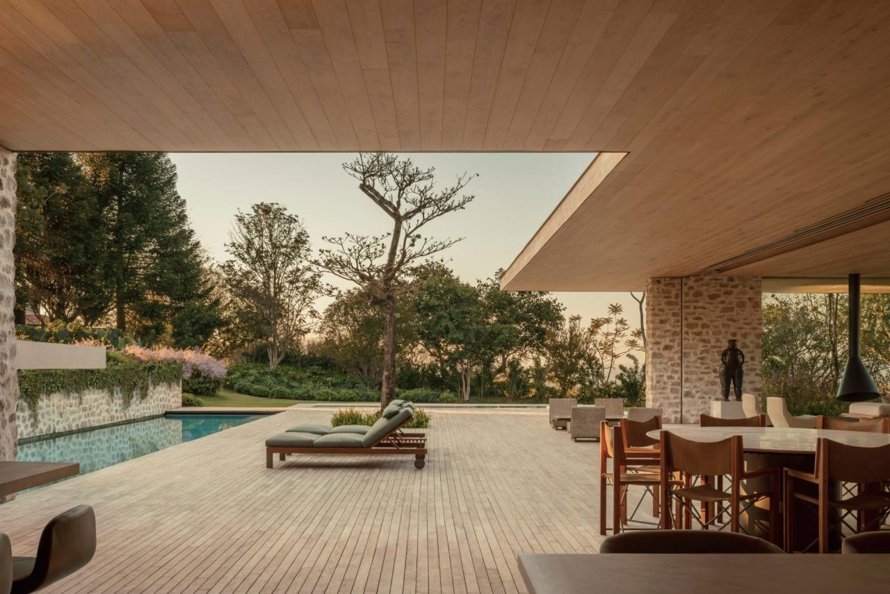 Grama House - bucatarie moderna cu suprafete din piatra