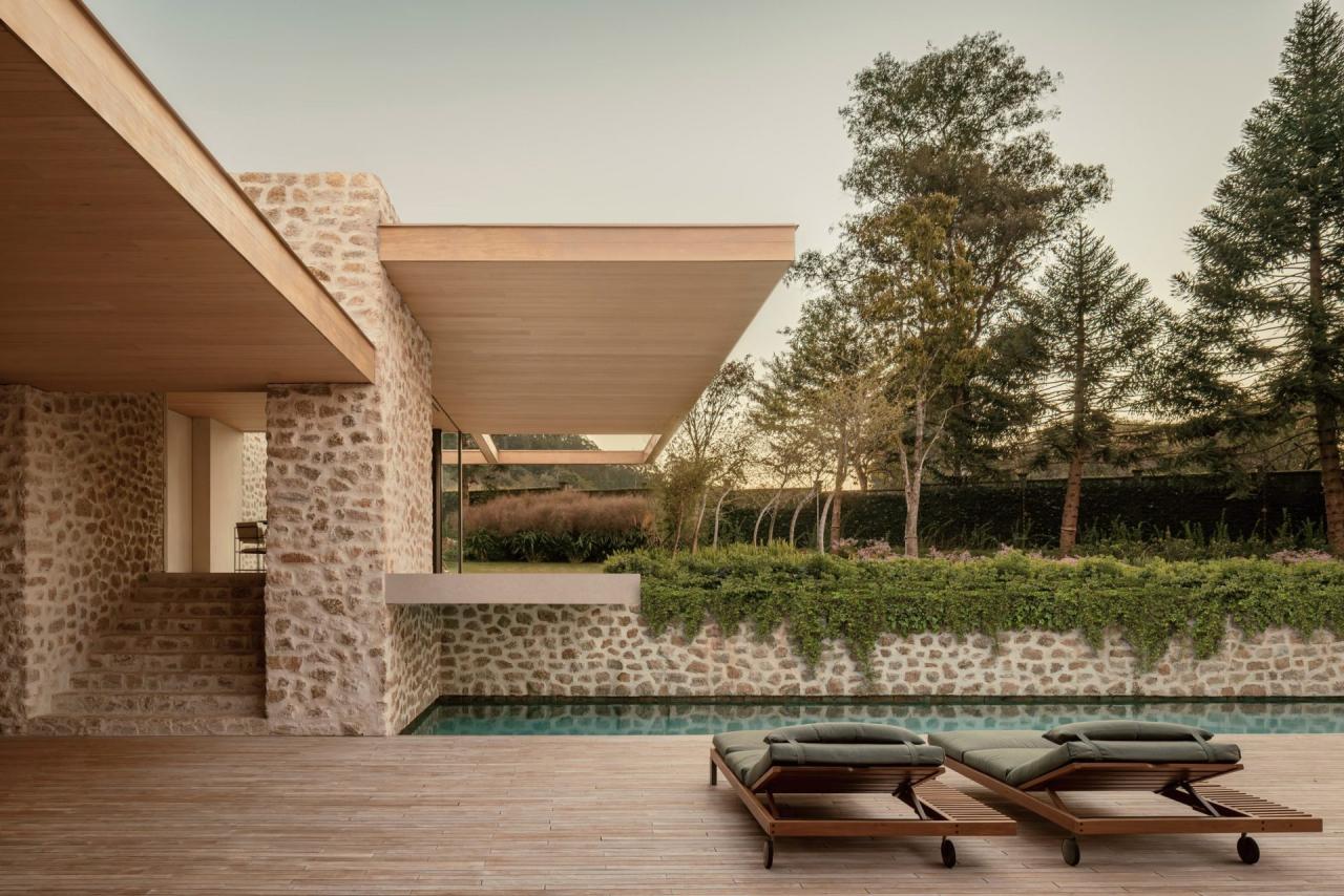 Grama House - zona de dining cu vedere spre gradina