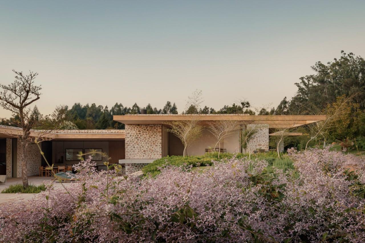 Grama House - birou suspendat in cantilever de 11 metri