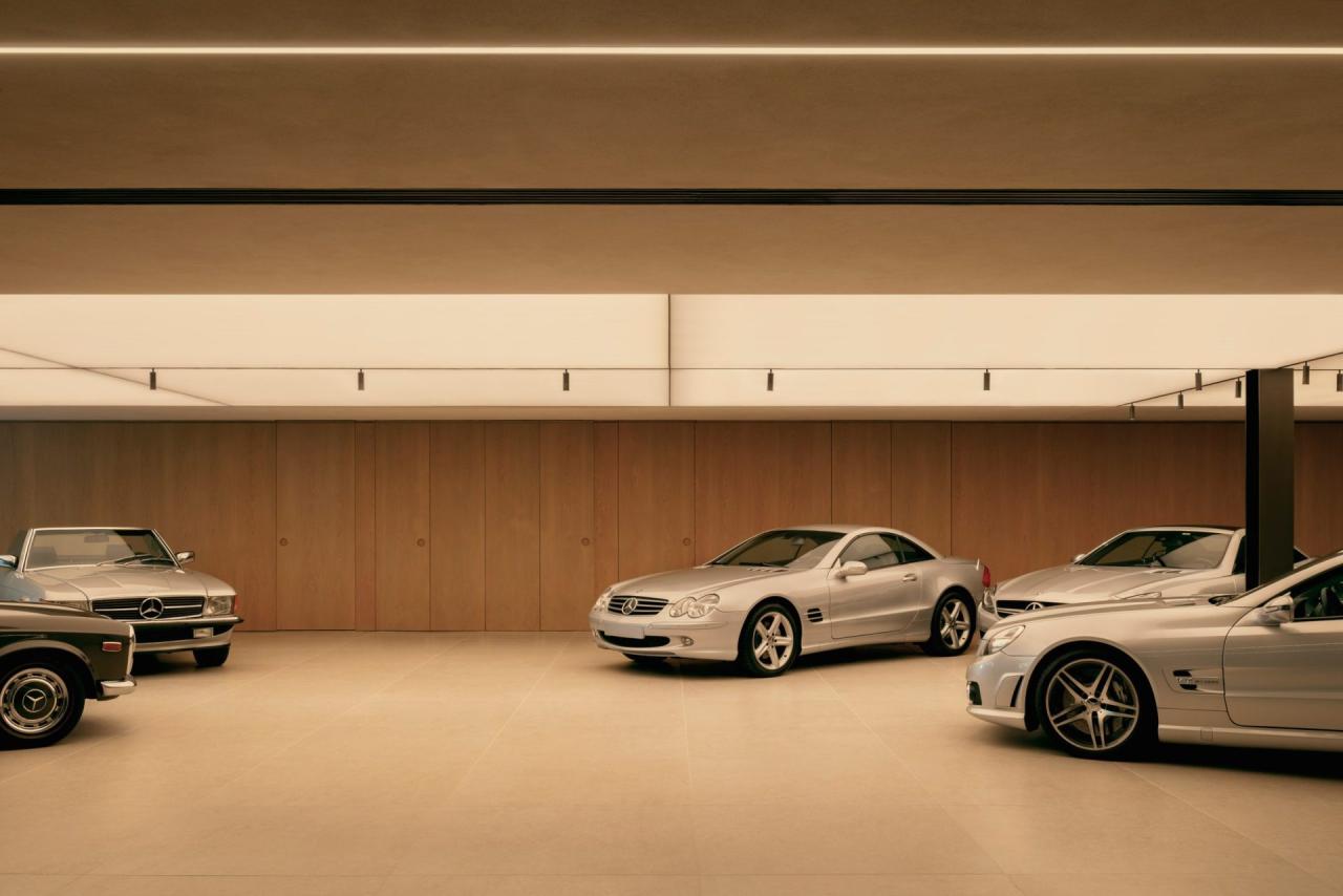 Grama House - garaj la parter cu colectie de masini