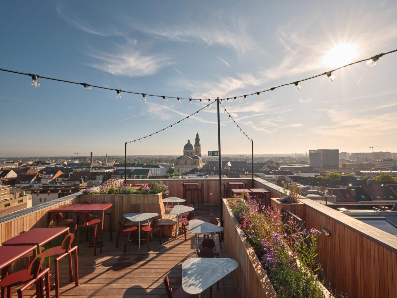 Jam Hotel Ghent - receptie cu rafturi si scaune