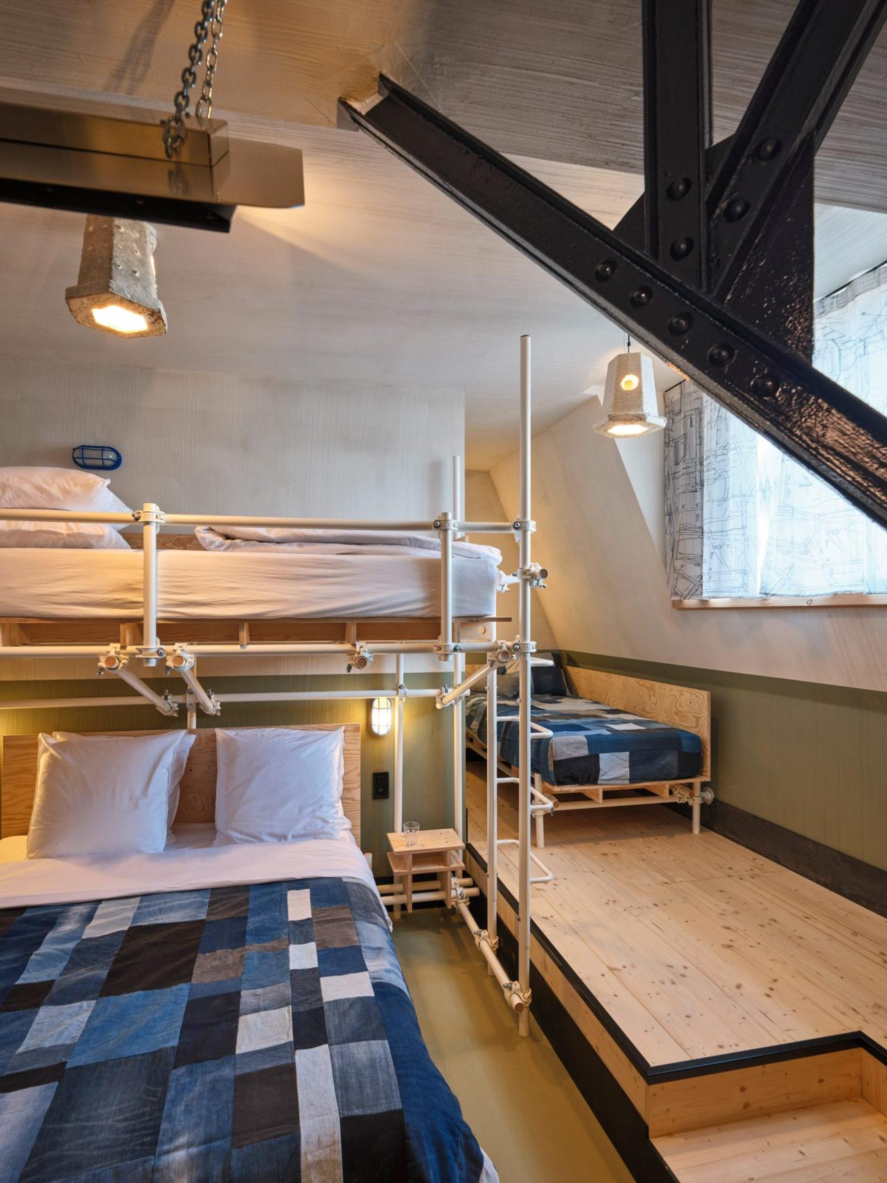 Jam Hotel Ghent - baie cu materiale recuperate