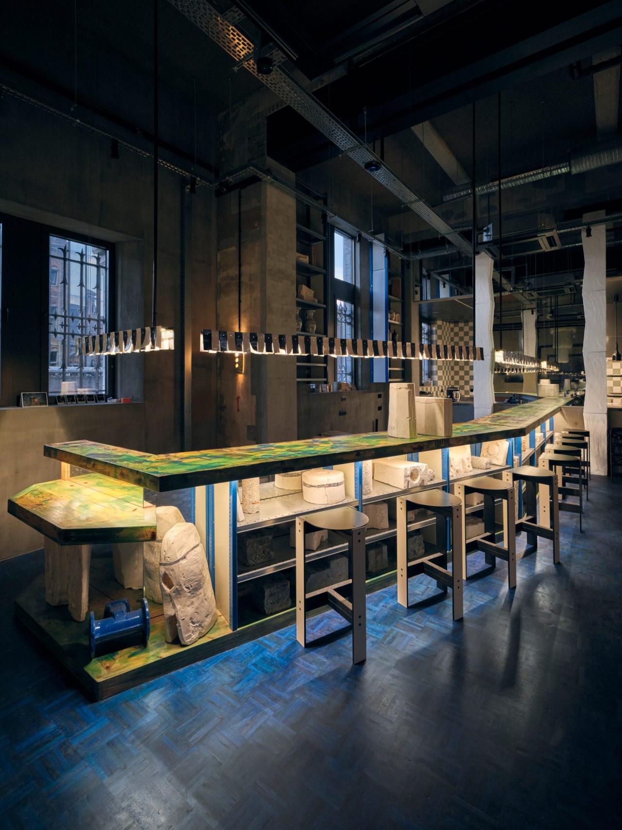 Jam Hotel Ghent - restaurant Kaiju cu mobilier artizanal