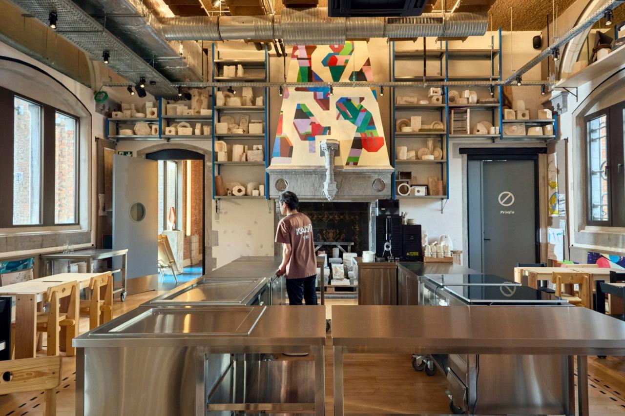 Jam Hotel Ghent - terasa cu vedere la oras