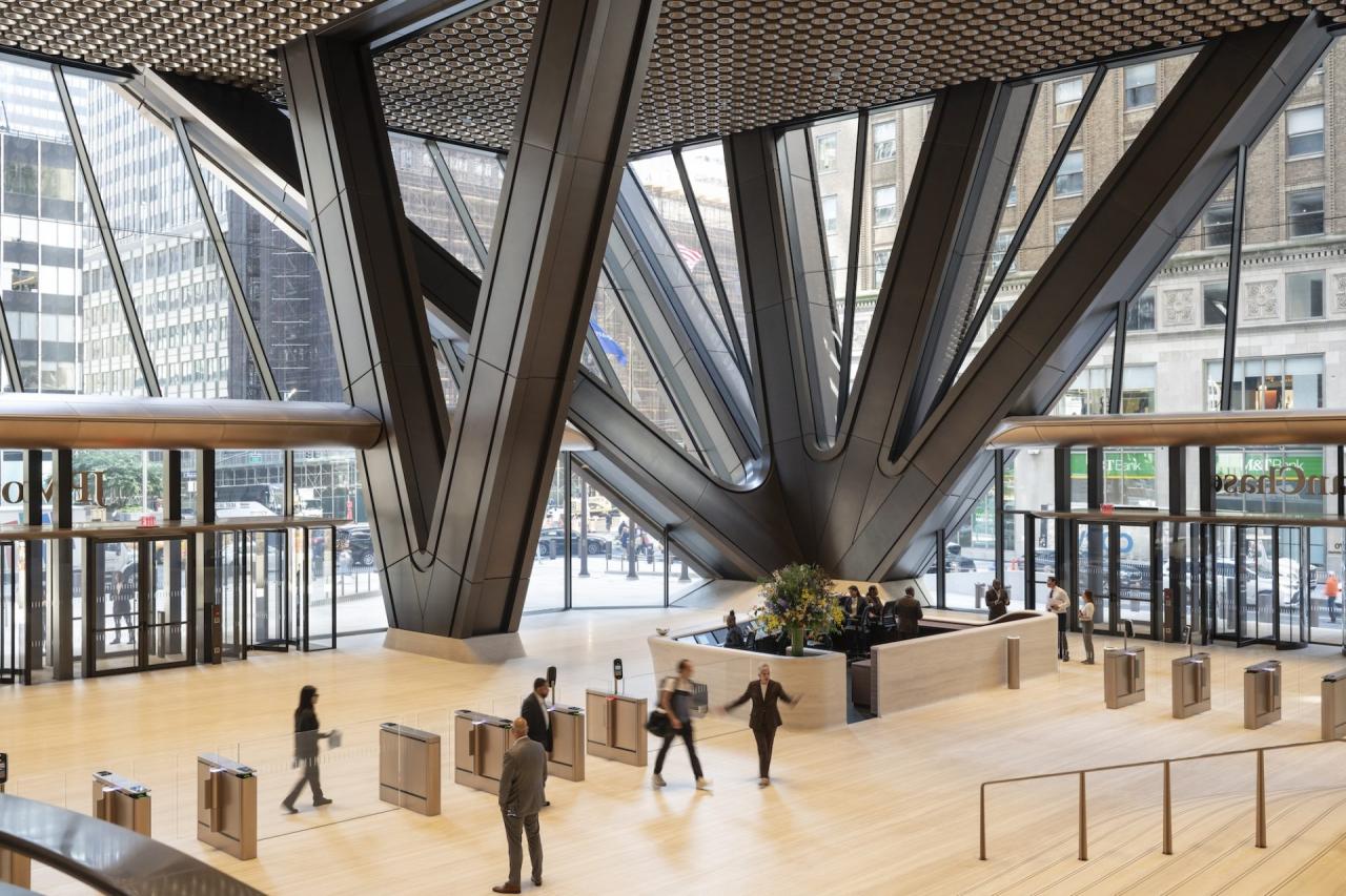 Intrarea principala a JPMorgan Chase HQ cu coloane diagonale din otel si spatiu public deschis